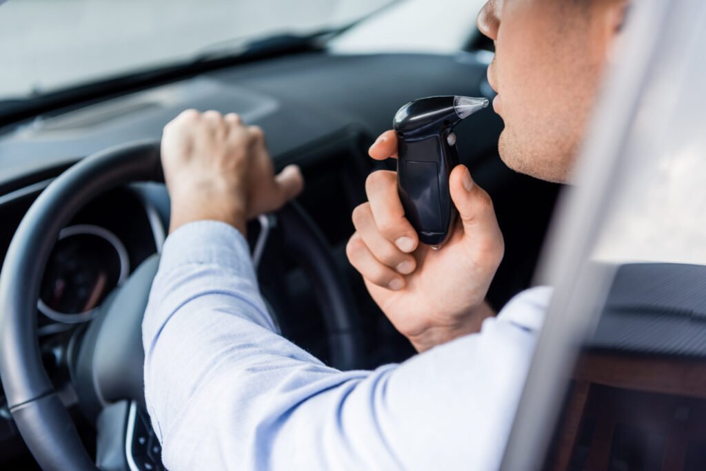 車内でアルコールチェックを行なっている様子